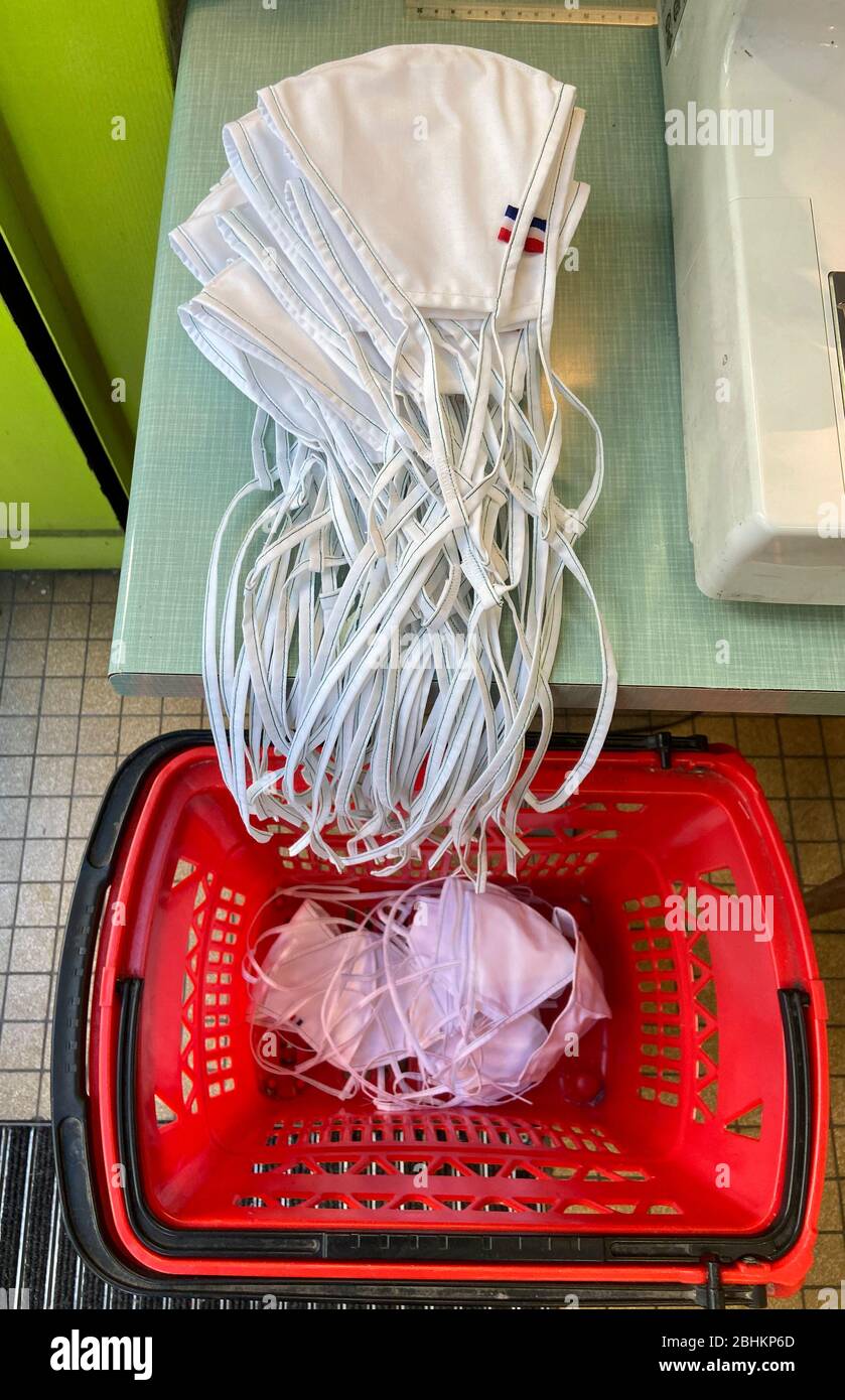 UNE FAMILLE VIETNAMIENNE FAIT DES MASQUES FACIAUX PENDANT LE MAINTIEN PARISIEN DANS SON SÈCHE-LINGE FERMÉ Banque D'Images