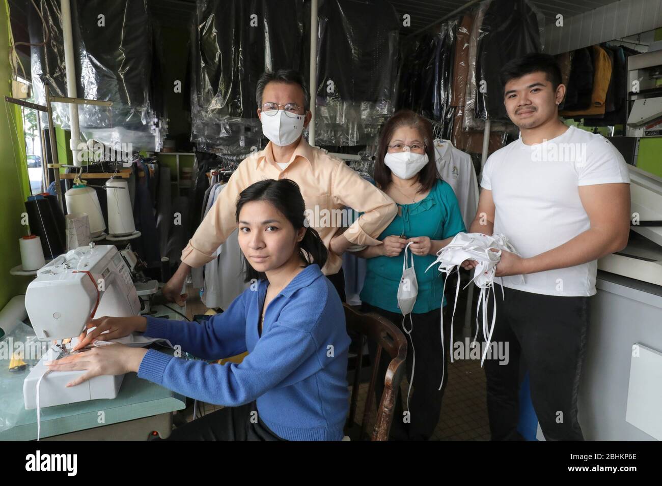 UNE FAMILLE VIETNAMIENNE FAIT DES MASQUES FACIAUX PENDANT LE MAINTIEN PARISIEN DANS SON SÈCHE-LINGE FERMÉ Banque D'Images