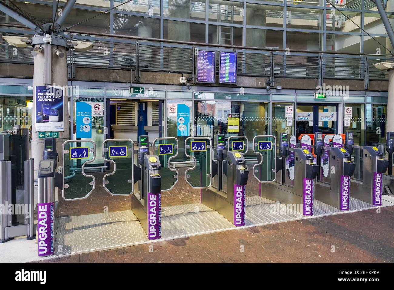 Entrée de la gare de l'aéroport de Manchester UK. Portes vers Transennine Express, Northern Rail et Metrolink autocars connexions au terminal DE L'aéroport MAN. Banque D'Images