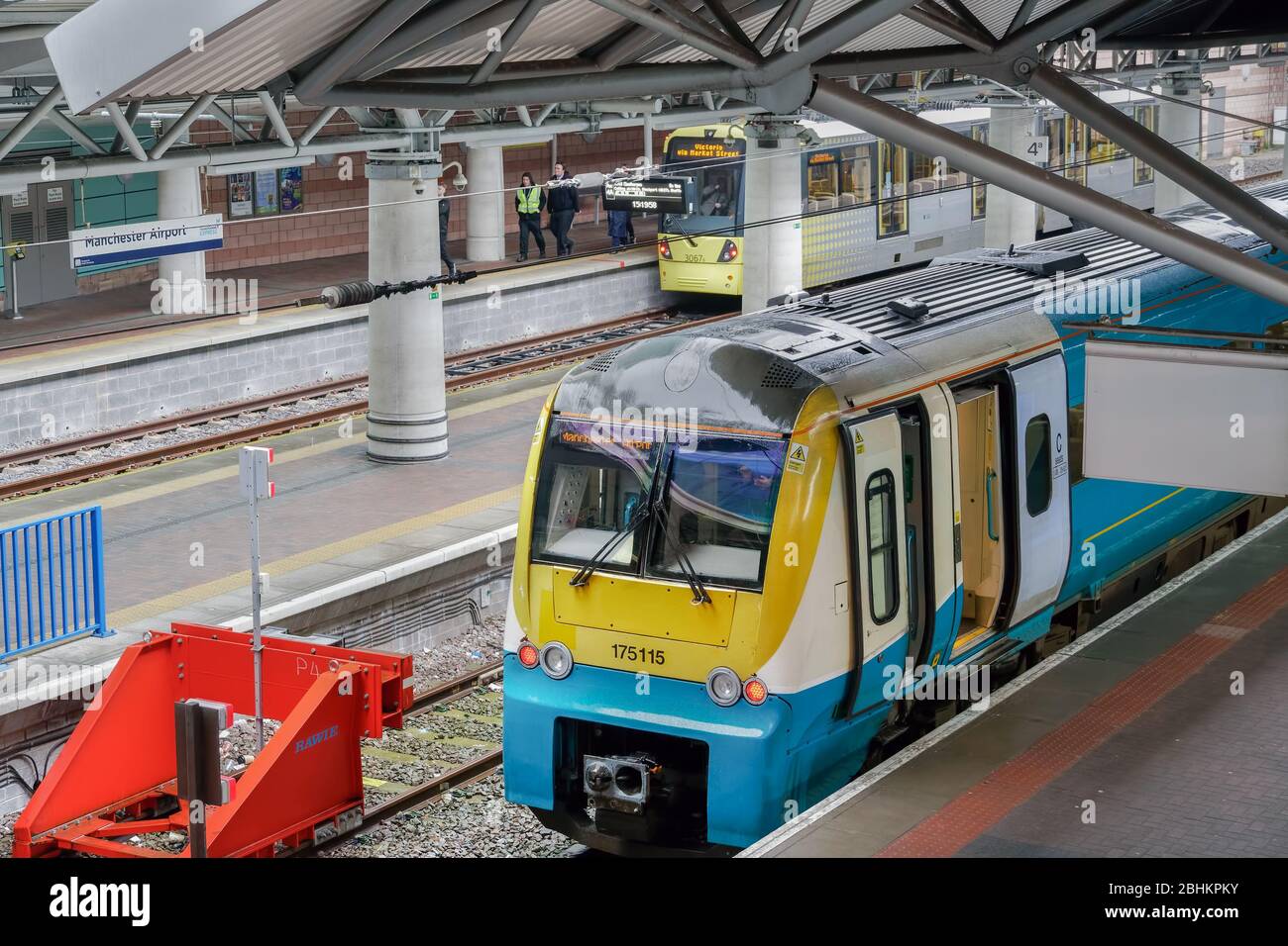 Gare et métro de l'aéroport de Manchester. Bus Transennine Express et Metrolink sur la voie ferroviaire du terminal DE L'aéroport MAN. Banque D'Images