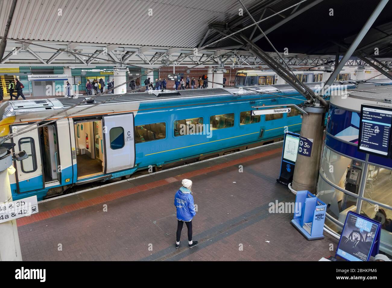 Gare et métro de l'aéroport de Manchester UK avec foule. Transpennine Express et Metrolink autocar sur la voie ferroviaire du terminal DE L'aéroport MAN avec passagers Banque D'Images