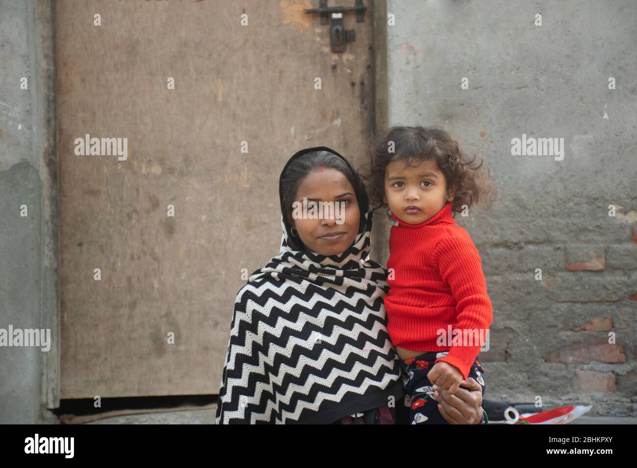 Portrait de la mère et de la fille indiennes regardant l'appareil photo Banque D'Images