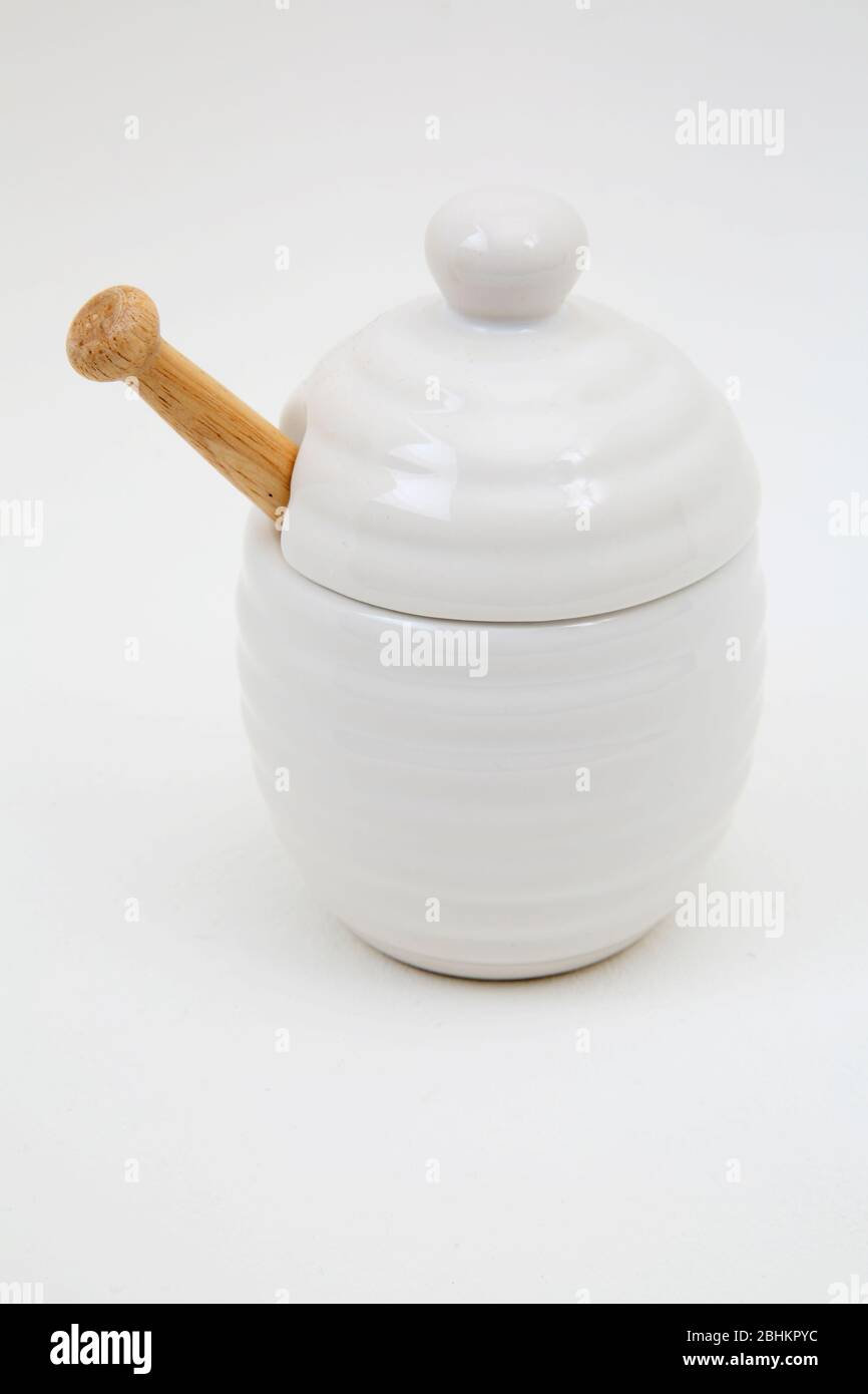 Pot en porcelaine et détourneur en bois Banque D'Images