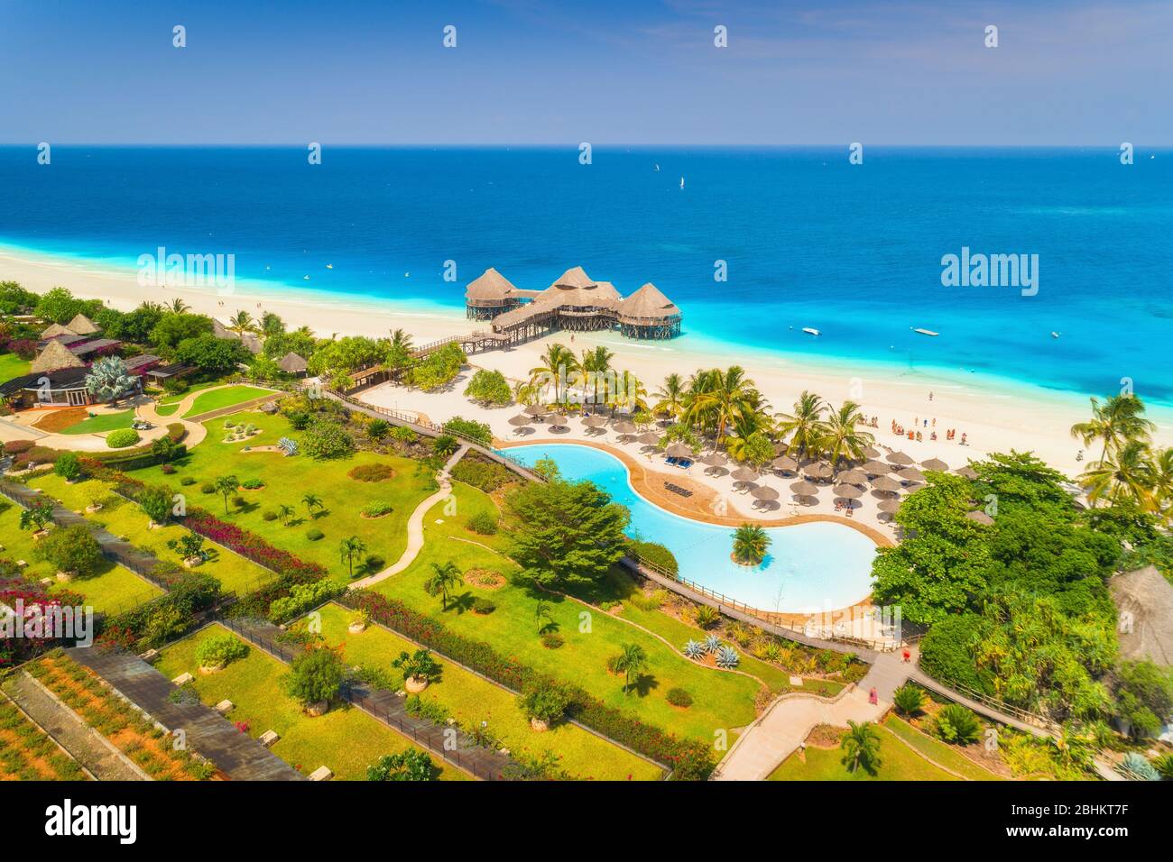 Vue aérienne de l'hôtel magnifique sur la mer. Plage de sable Banque D'Images