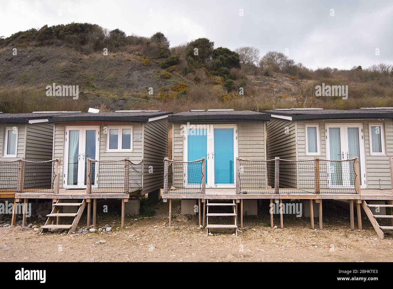 Les chalets de vacances d'été en bois sont sur pilotis au bord de Monmouth Beach, Lyme Regis, Angleterre du Sud. Banque D'Images