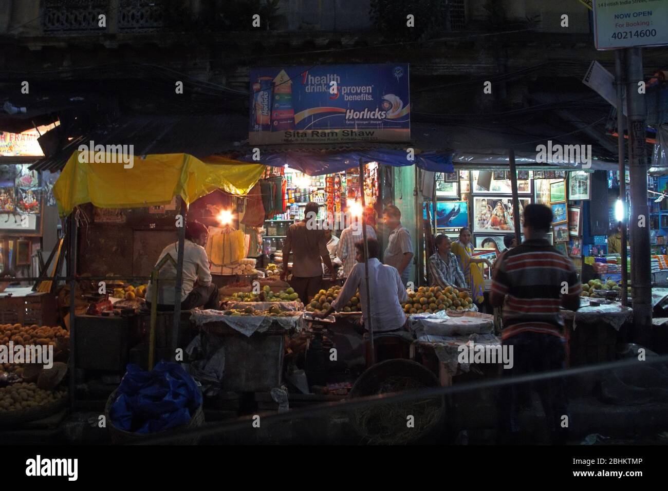 Les gens, les magasins, les vendeurs de rue--une vue du marché de nuit sur S N Banerjee Road à Kolkata City, Bengale occidental, Inde. Banque D'Images