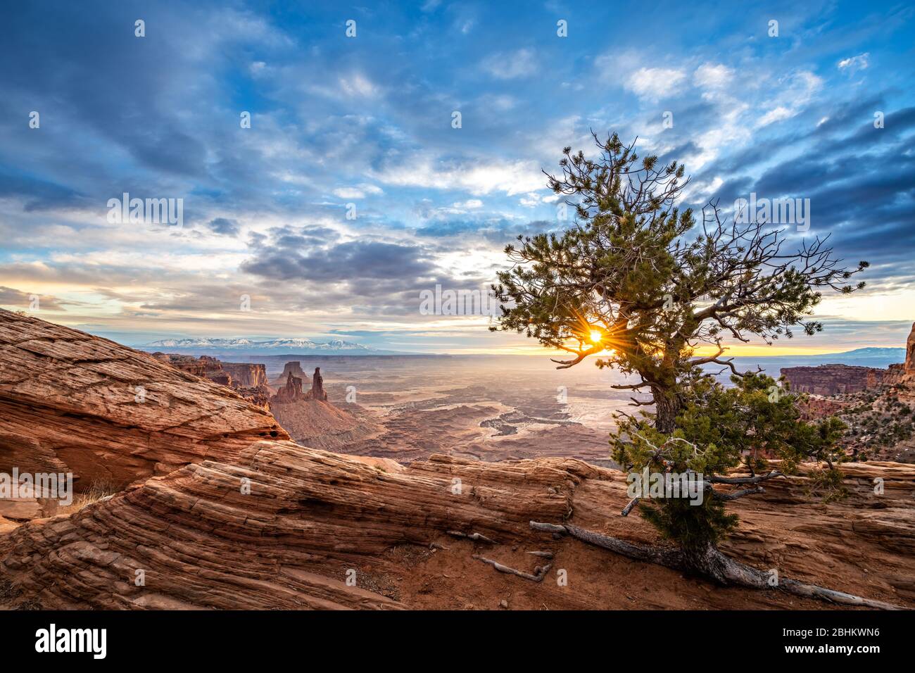 La célèbre Mesa Arch dans le parc national de Canyonlands en Utah. Banque D'Images