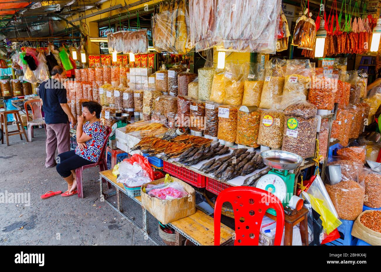Vente de poissons secs et de gardien de magasins, Binh Tay OU Hoa Binh Market, Chinatown (Cholon), District 5, Saigon (Ho Chi Minh Ville), sud du Vietnam Banque D'Images