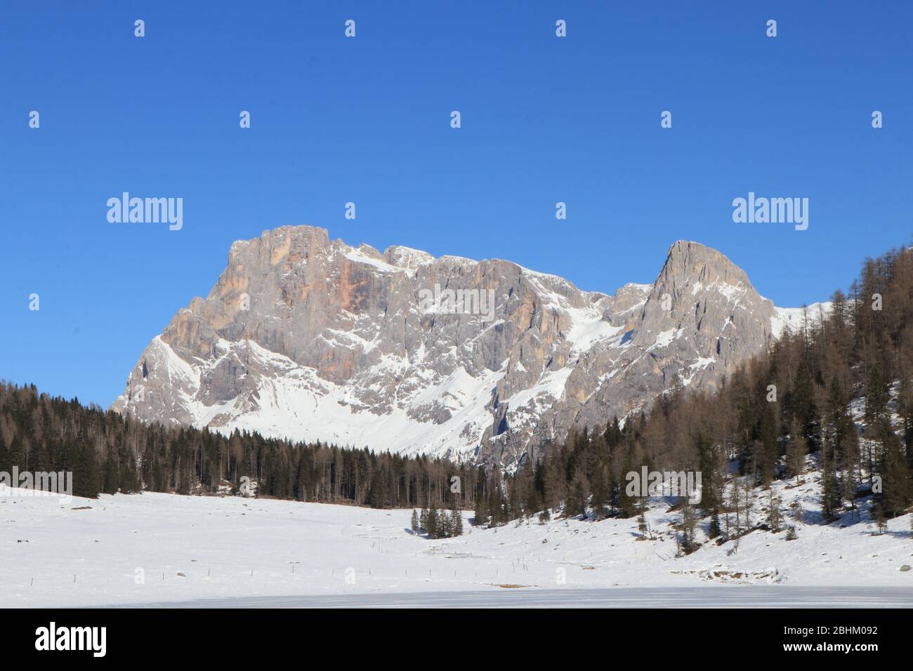 Paysage d'une montagne enneigée. Photo de haute qualité Banque D'Images