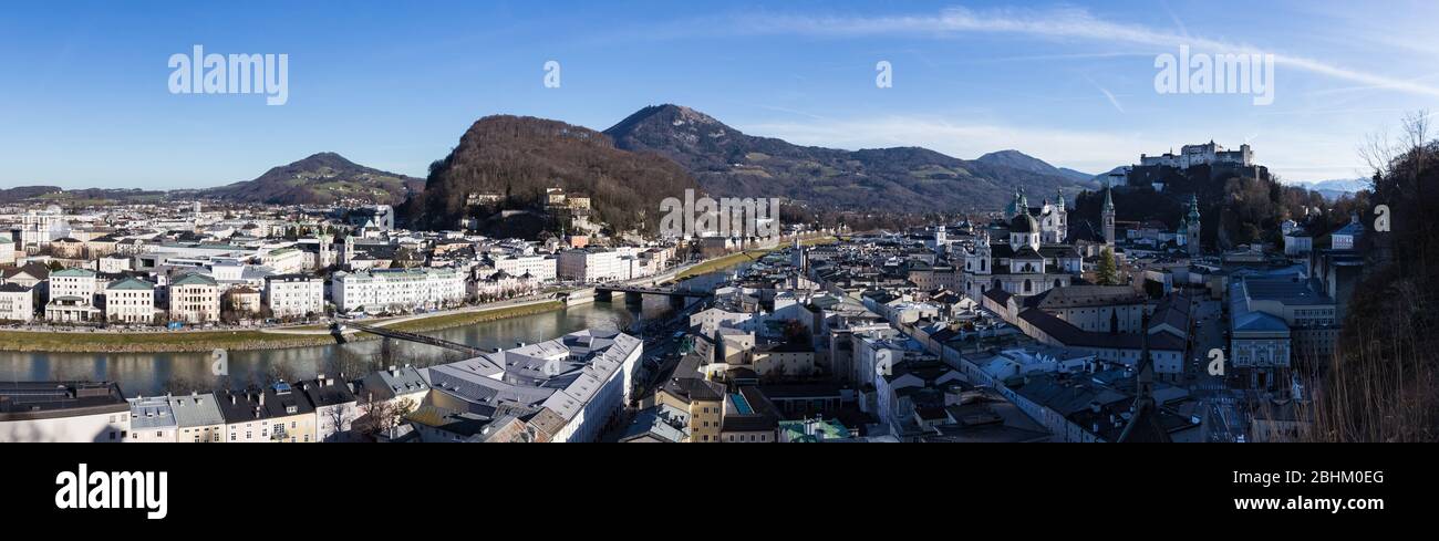 Mondsee (Lac de la Lune) Autriche. Le rivage indique en fait la frontière entre les États autrichiens de Salzbourg et de haute-Autriche. Banque D'Images