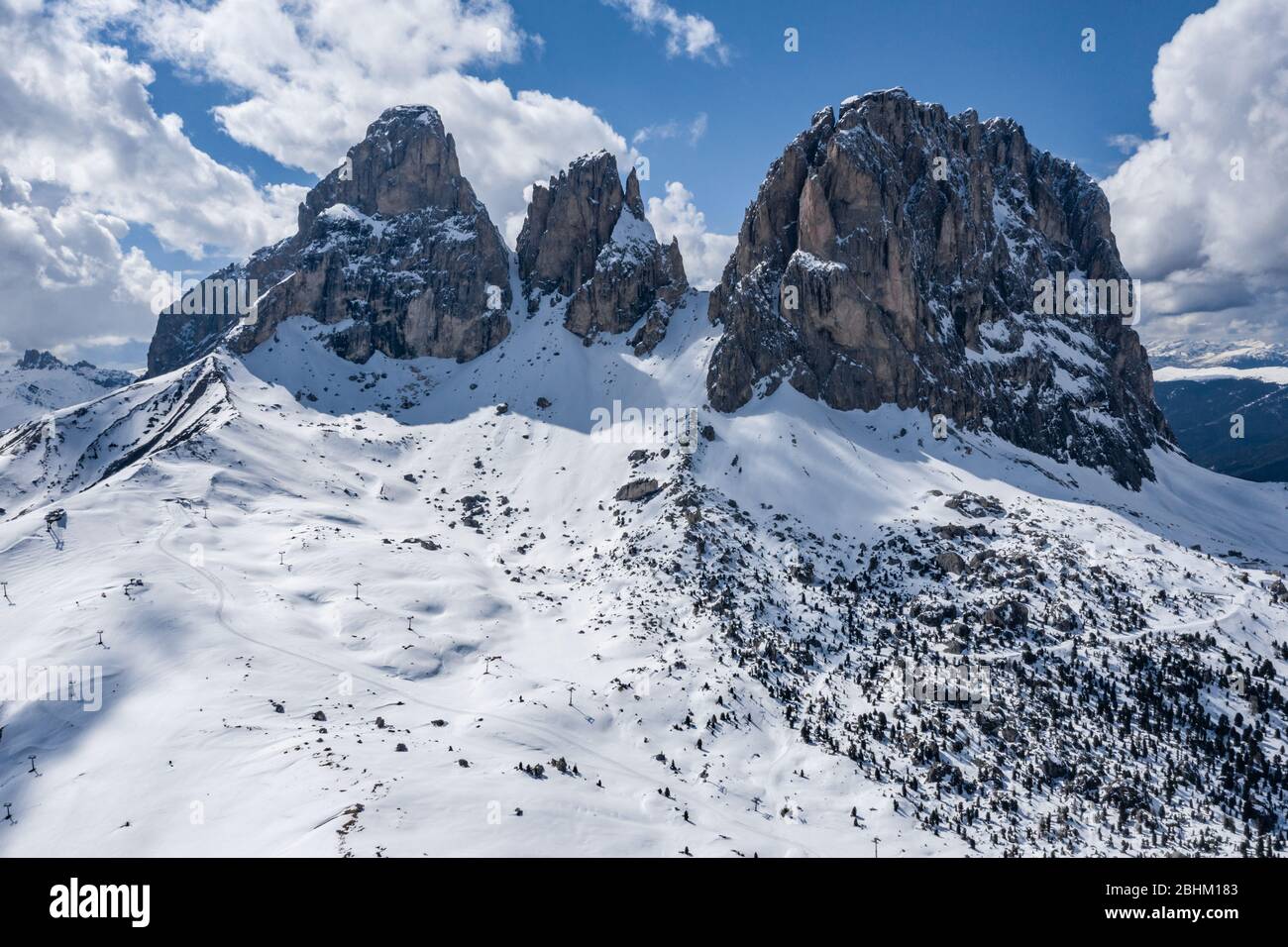La vue aérienne de la route tordue dans les montagnes d'Italie, Dolomites, est serpentine parmi les collines enneigées, est célèbre endroit parmi les skieurs et les fans de Banque D'Images