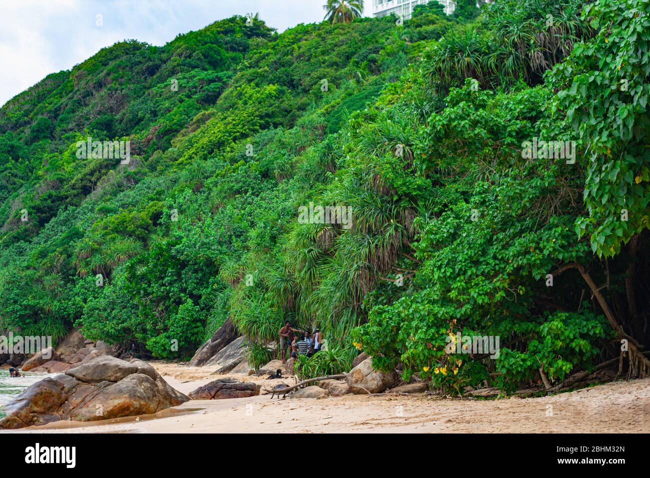 Unawatuna, Sri Lanka déc 07, 2018. Jungle Beach, les habitants se détendent sur les rives de l'océan Indien une journée de repos. Très bel emplacement inaccessible su Banque D'Images