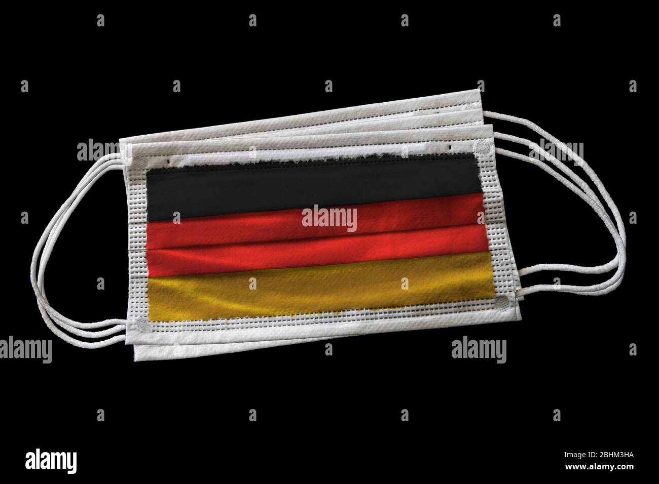 Masques chirurgicaux multiples avec drapeau allemand imprimé. Isolé sur fond noir. Concept d'utilisation de masque de visage dans l'effort allemand de lutte contre Covid- Banque D'Images Masques chirurgicaux multiples avec drapeau allemand imprimé. Isolé sur fond noir. Concept d'utilisation de masque de visage dans l'effort allemand de lutte contre Covid- Banque D'Images