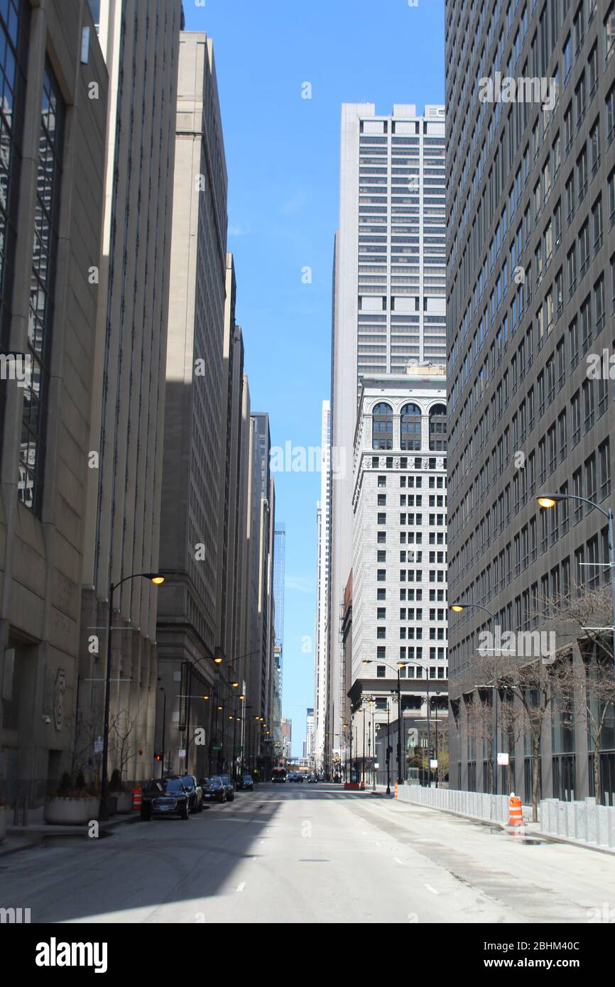 Clark Street dans le Loop de Chicago presque déserté pendant l'éclosion de coronavirus Banque D'Images