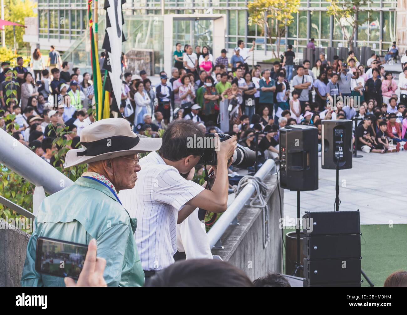 Busan, Corée du Sud, 13 septembre 2019 : photographe prenant des photos d'un événement dédié à Chuseok Banque D'Images