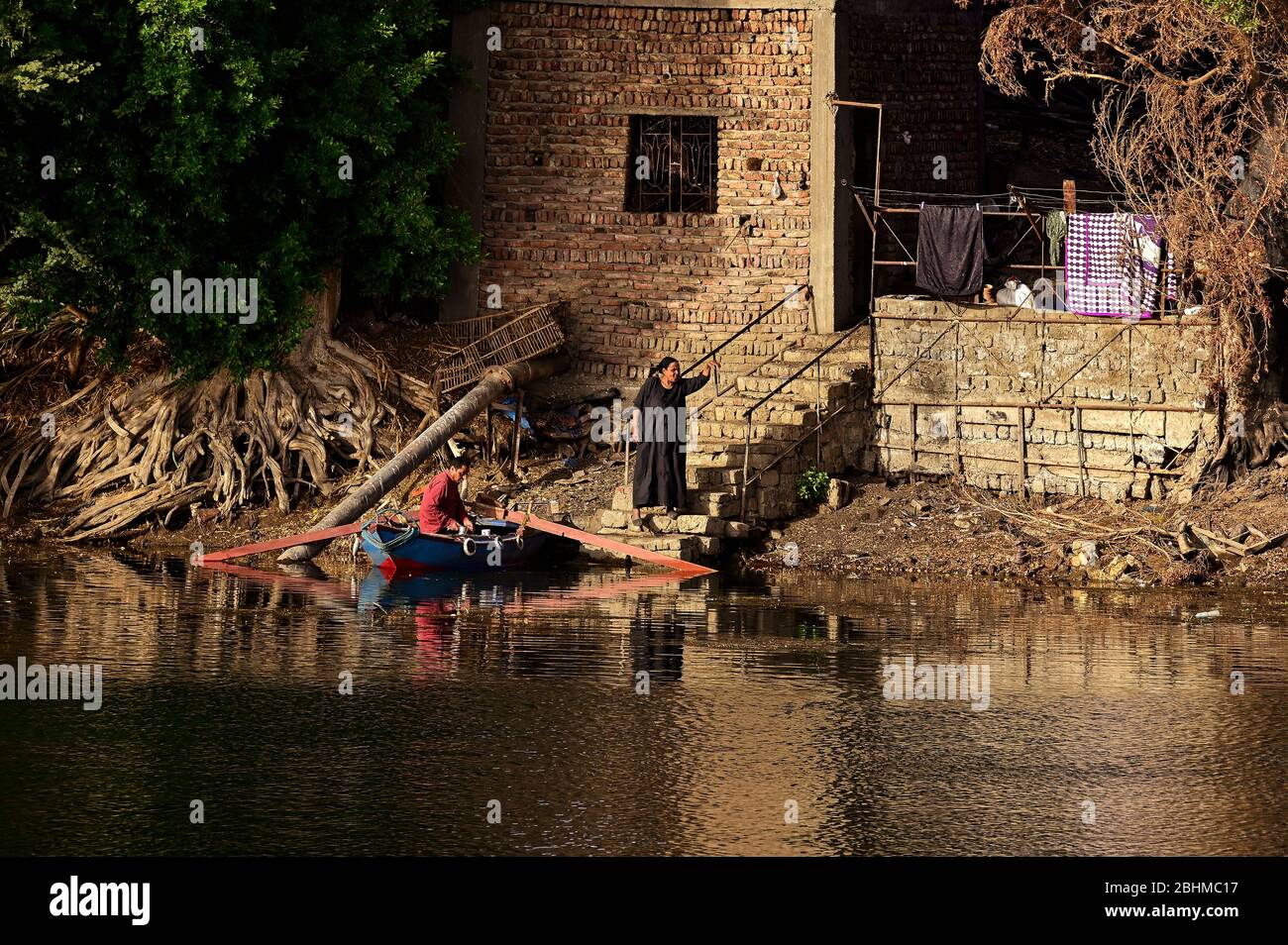Pêcheur sur le point de quitter sa maison et sa famille, sur les rives du Nil, pour poursuivre les prises quotidiennes Banque D'Images