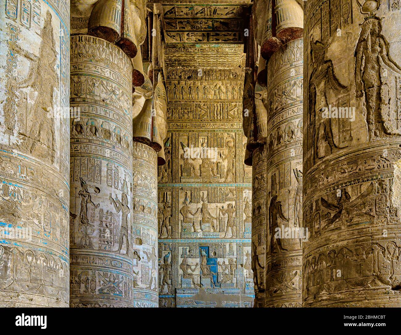 Détails des colonnes bien préservées et des murs intérieurs du Hall Hypostyle du Temple de Hatthor, qui fait partie du complexe du Temple Dendera Banque D'Images