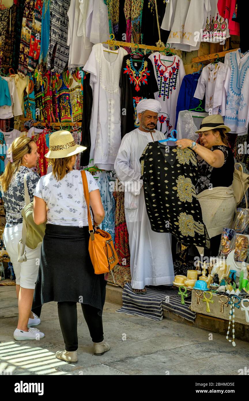 Négociation du prix d'une robe dans le marché en plein air au Temple de Deir el-Bahri Banque D'Images