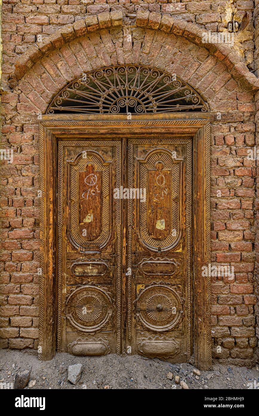 Ancienne porte dans les ruelles de la ville d'Esna en Egypte Banque D'Images