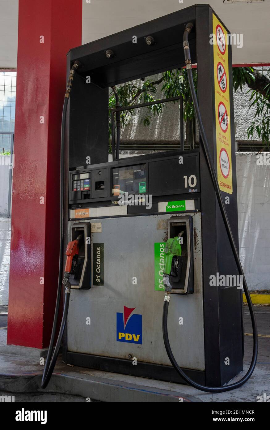 De nombreuses stations-service sont fermées en raison de la pénurie d'essence au Venezuela. Dans la ville de Caracas, seulement 3 à 4 stations se remplissent, dans lesquelles les véhicules mak Banque D'Images