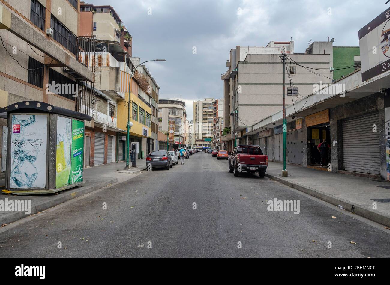 Rues vides, les entreprises ont fermé leurs portes dans la plupart des rues de Caracas en raison de la quarantaine pandémique de Covid-19 Banque D'Images