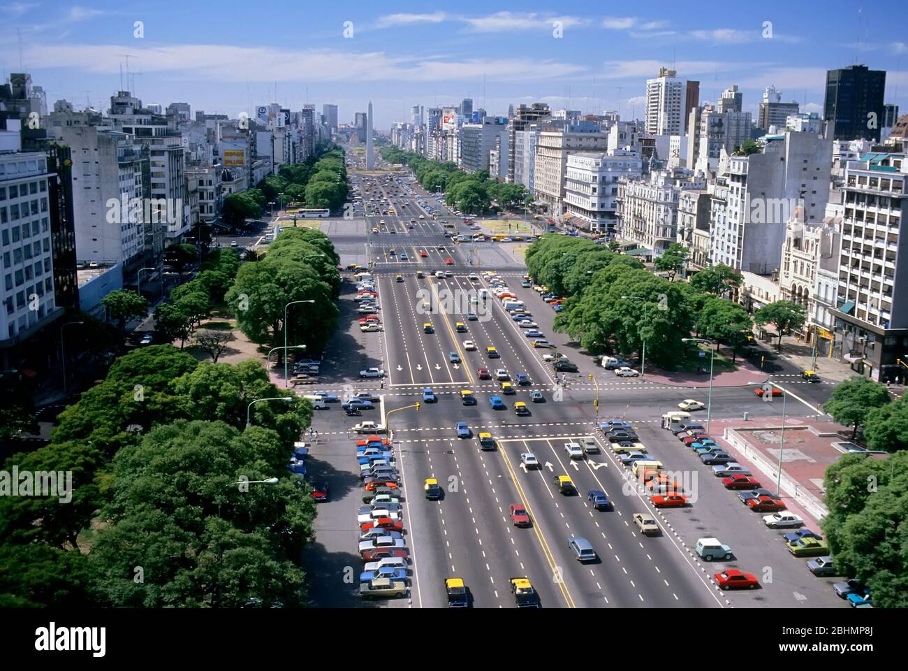 Avenida 9 de Julio, Buenos Aires, Argentine, avant les voies du Metrolbus ont été installées au milieu de l'avenue Banque D'Images