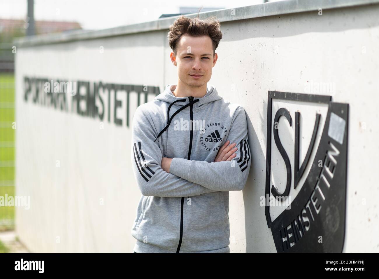 21 avril 2020, Bavaria, Kirchheim Bei München: Luca Beckenbauer, joueur de football de SV Heimstetten, regarde dans la caméra devant le terrain d'entraînement du club. Le quatrième joueur de la ligue de 19 ans est le petit-fils de la légende du football Franz Beckenbauer. Photo : Matthias Balk/dpa Banque D'Images