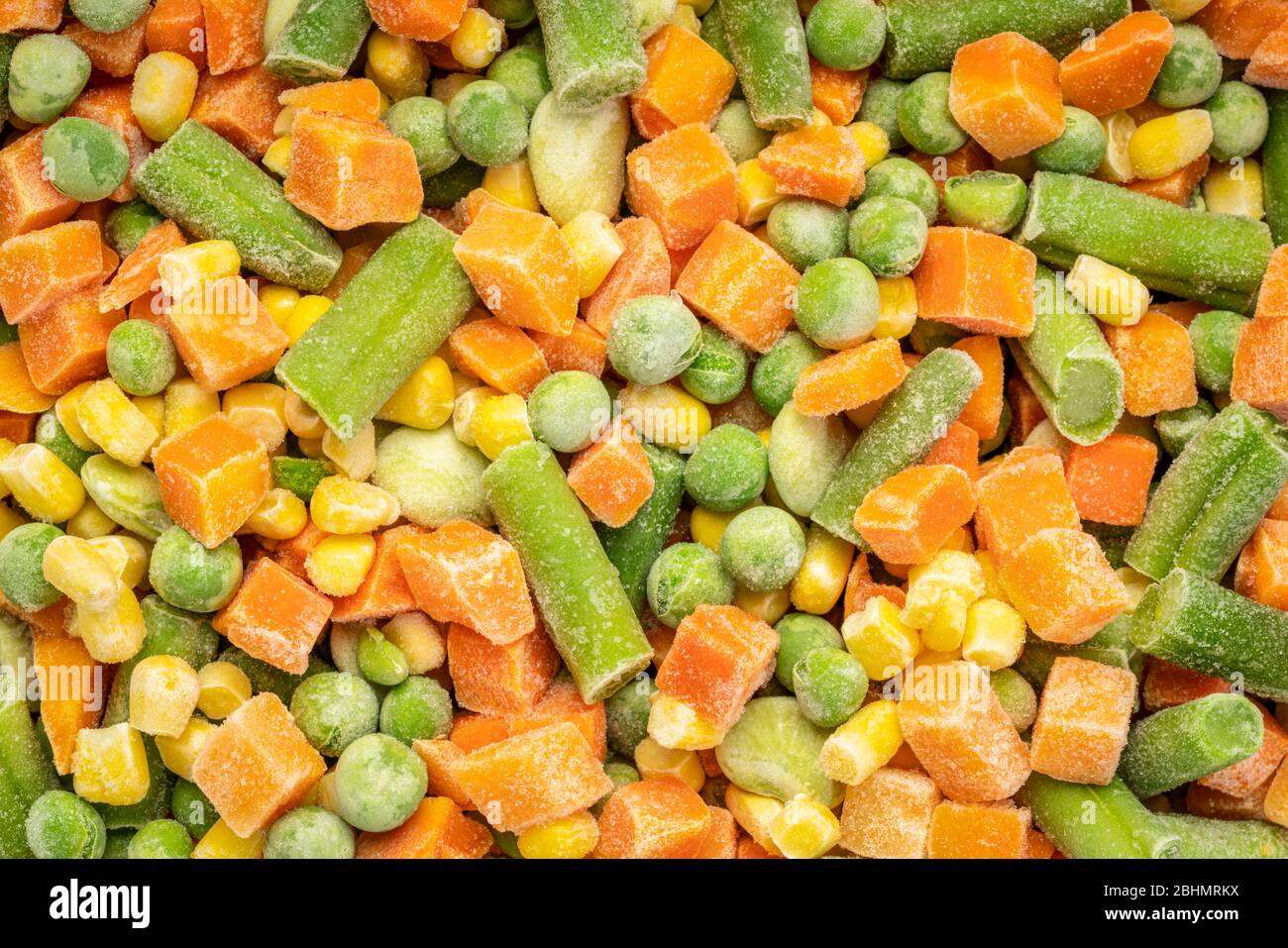 gros plan et texture de la medley végétale gelée - carottes, pois, haricots verts, maïs et haricots de lima de bébé Banque D'Images