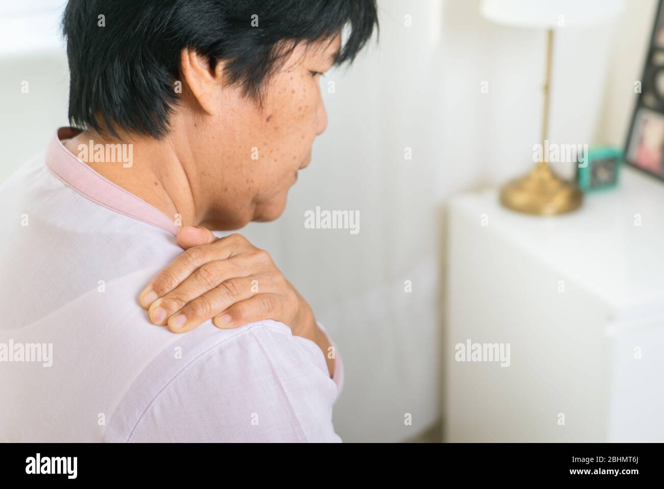 douleur de cou et d'épaule de la vieille femme, problème de santé de concept senior Banque D'Images