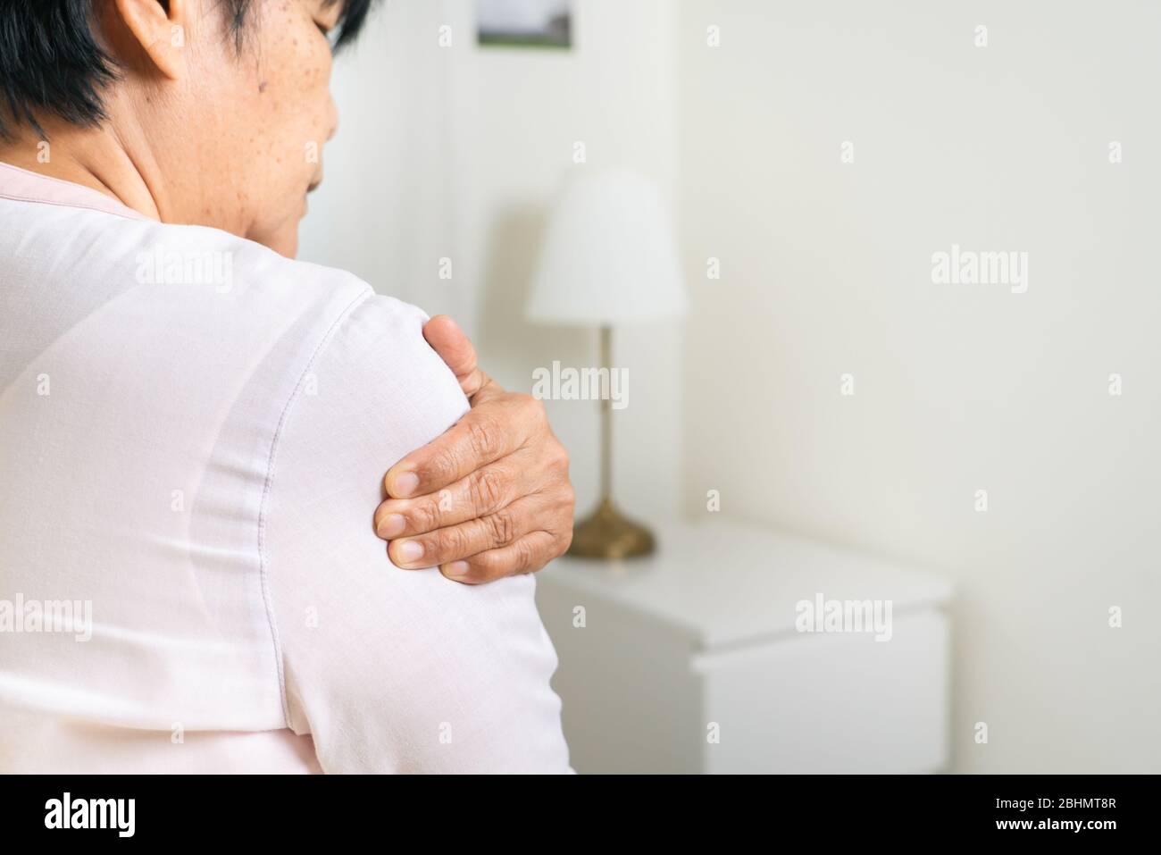 douleur à l'épaule la vieille femme souffrant de blessures au cou et à l'épaule, problème de santé du concept senior Banque D'Images