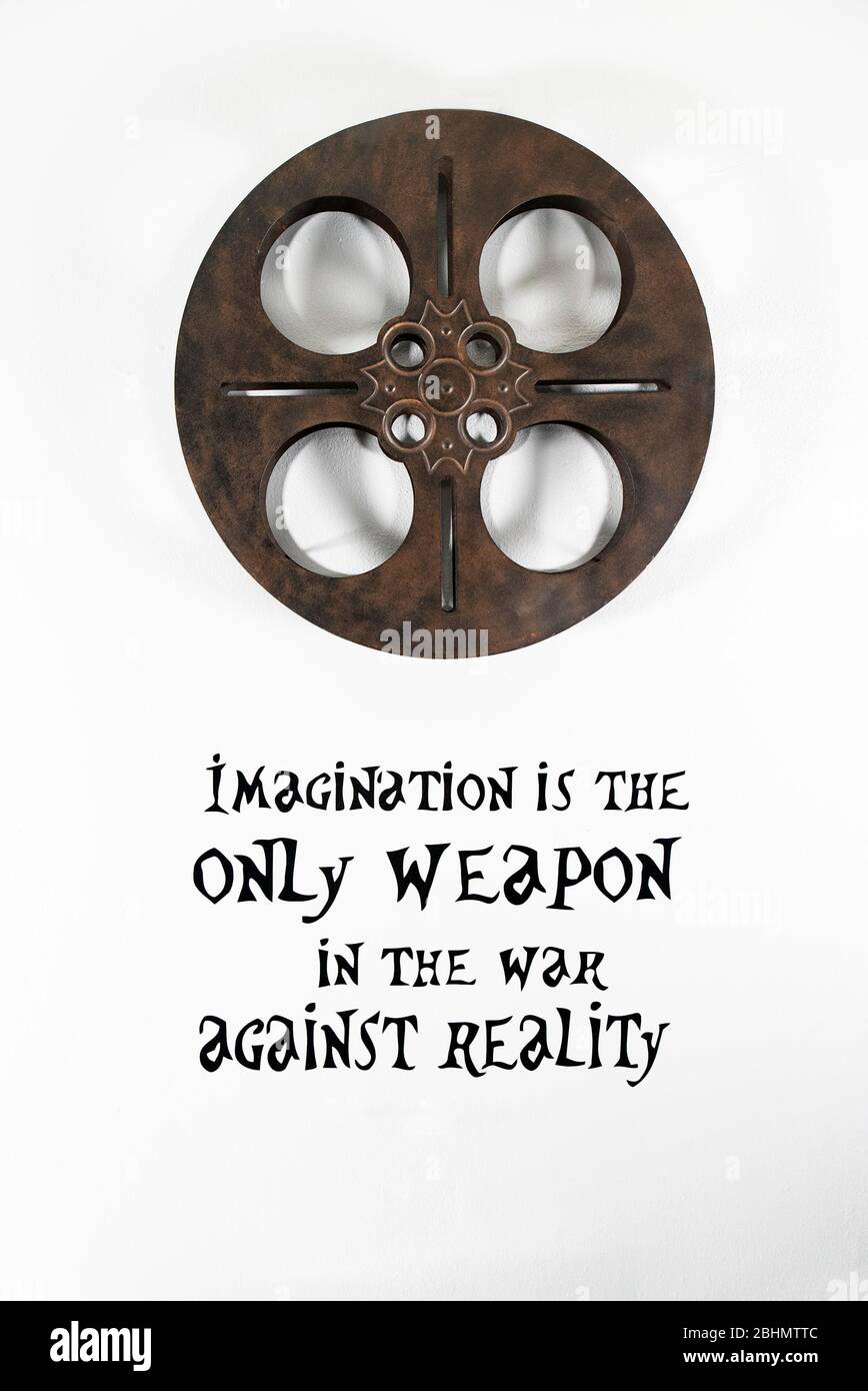 Décor en bobine de film sur un mur blanc avec imagination Quote Banque D'Images
