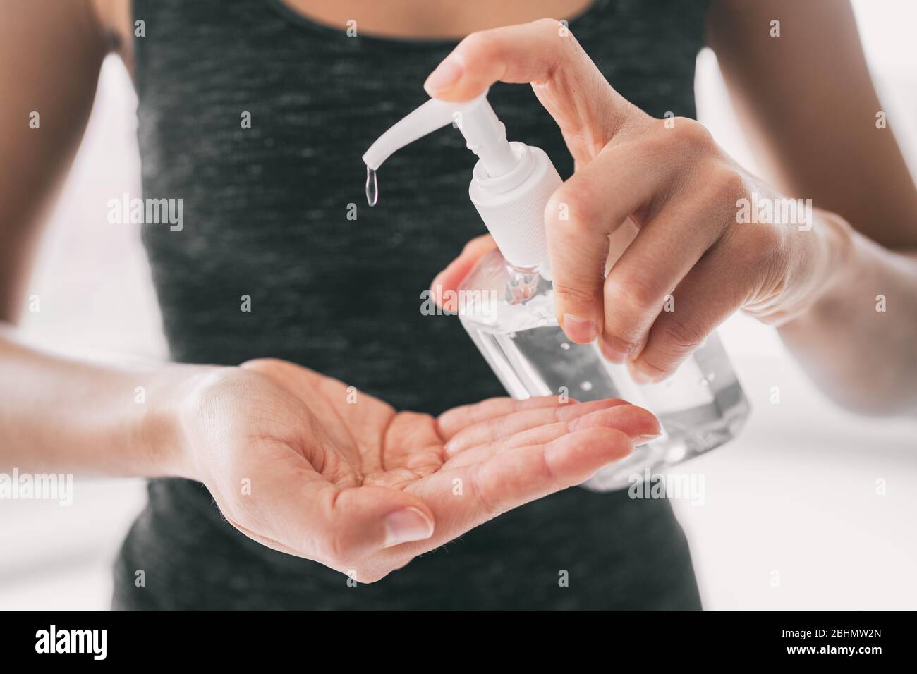 Flacon d'hygiène désinfectant pour les mains désinfectant pour les mains frottant avec du gel pour la prévention de l'épandage COVID-19. Protection contre le coronavirus. Banque D'Images