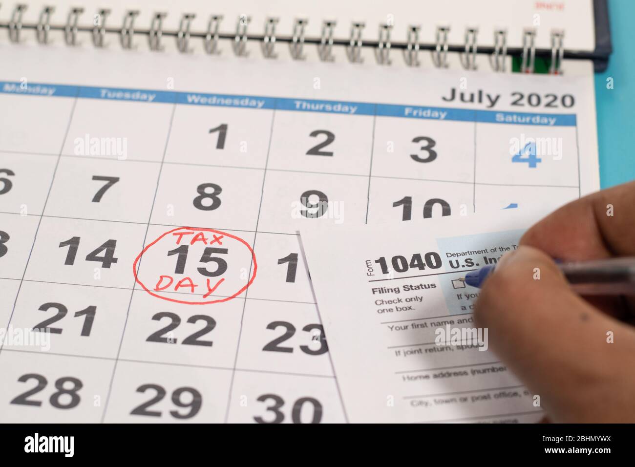 Concept de remplir le formulaire de taxe avant la date limite le 15 juillet avec le 15 juillet marqué comme jour de taxe sur le calendrier comme contexte. Banque D'Images