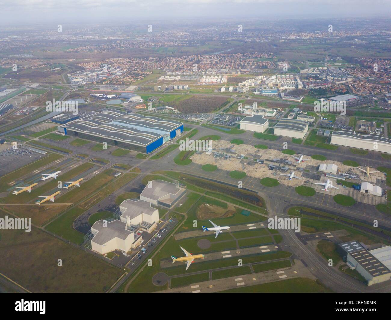 France, Haute-Garonne (31), Blagnac, Aéroport Toulouse-Blagnac, ZAC Aeroconstellation qui héberge l'usine de montage des avions de ligne Airbus (vue aérienne) Banque D'Images