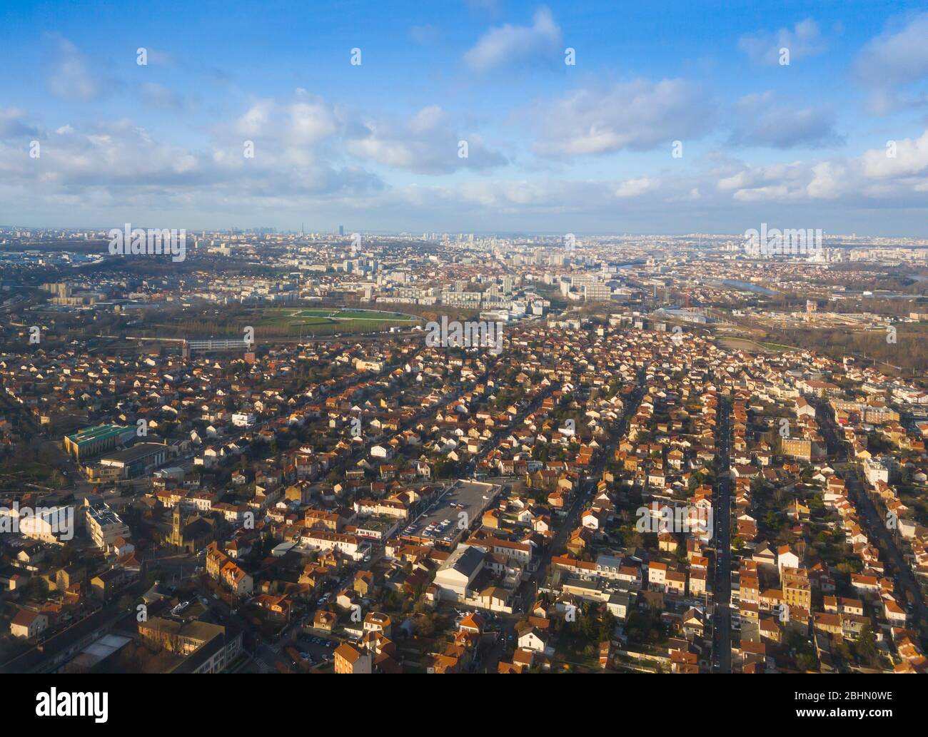 France, Val-de-Marne (94), Villeneuve-le-Roi, banlieue parisienne du sud, en arrière-plan la ville de Paris (vue aérienne) Banque D'Images