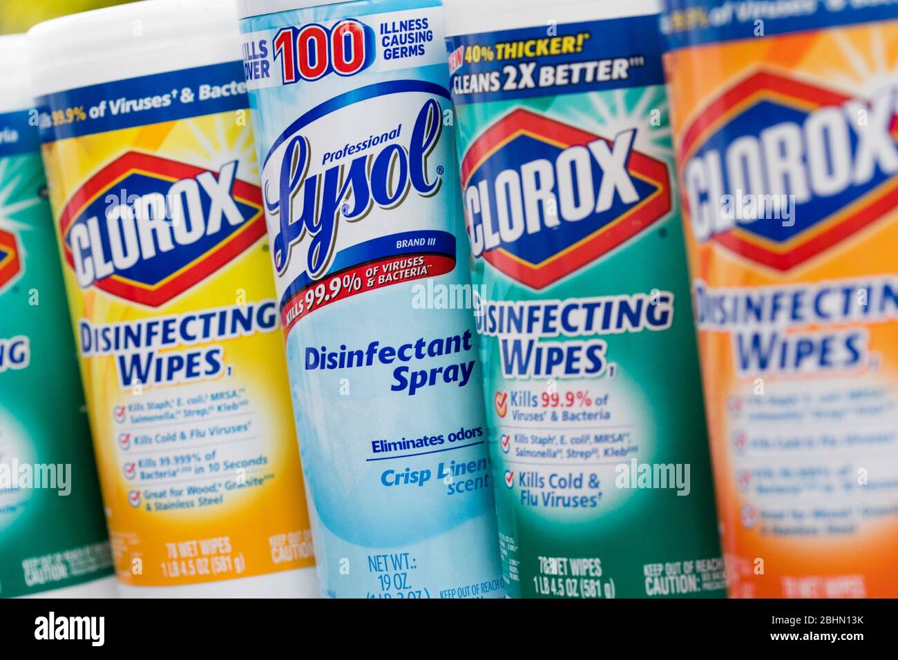 Un regroupement de produits désinfectants Clorox et Lysol organisé pour une photographie. Banque D'Images