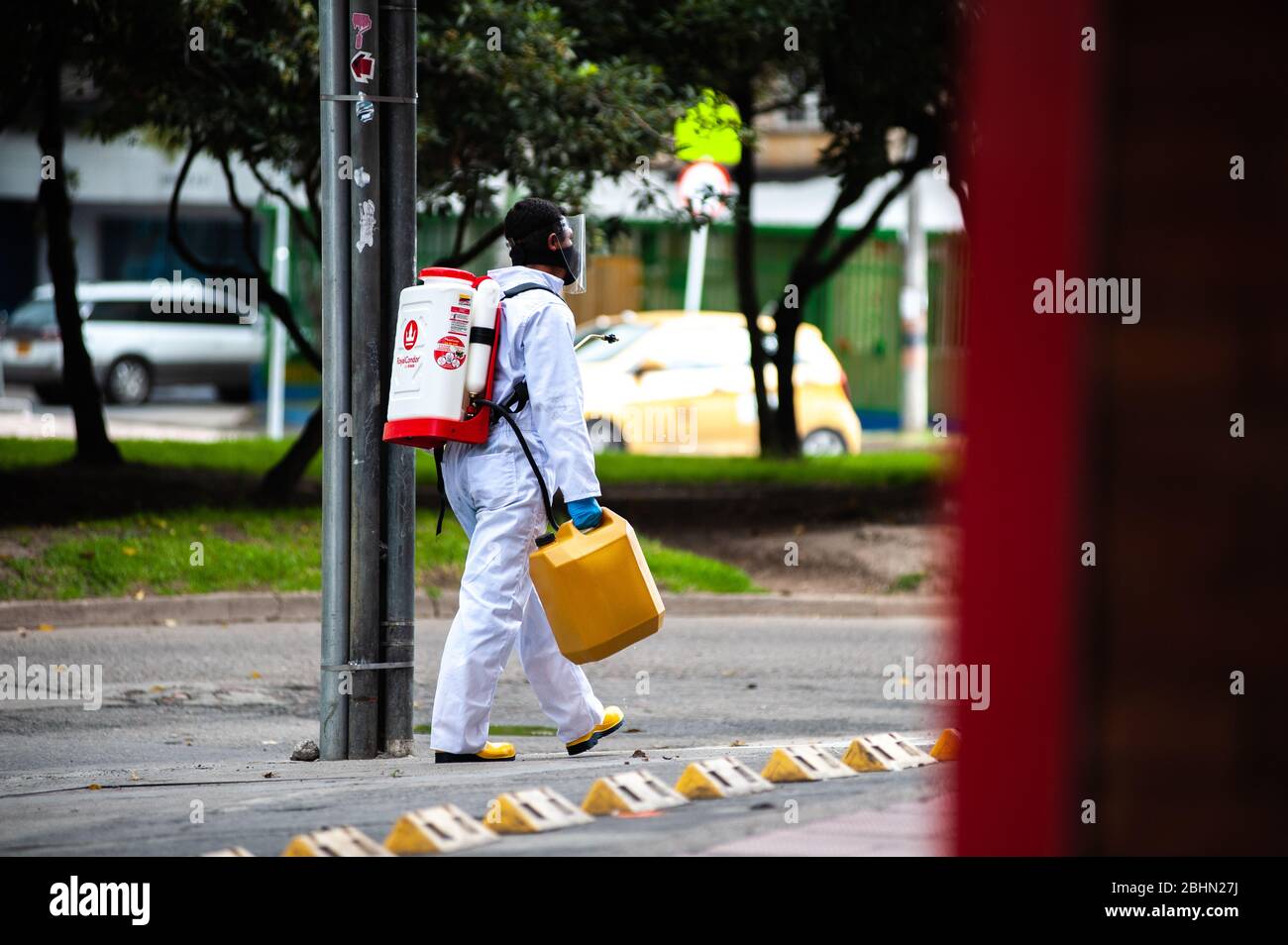 Un homme avec un gilet de protection et un masque facial avec un réservoir de désinfection pendant la quarantaine que la ville de Bogota fait face au Coronavirus (Covid-19 Banque D'Images