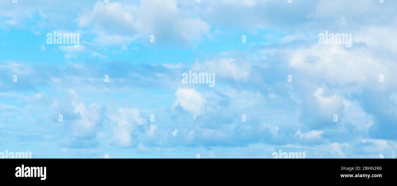 Ciel bleu avec nuages de cumulus blancs en journée. Photo d'arrière-plan panoramique naturelle Banque D'Images