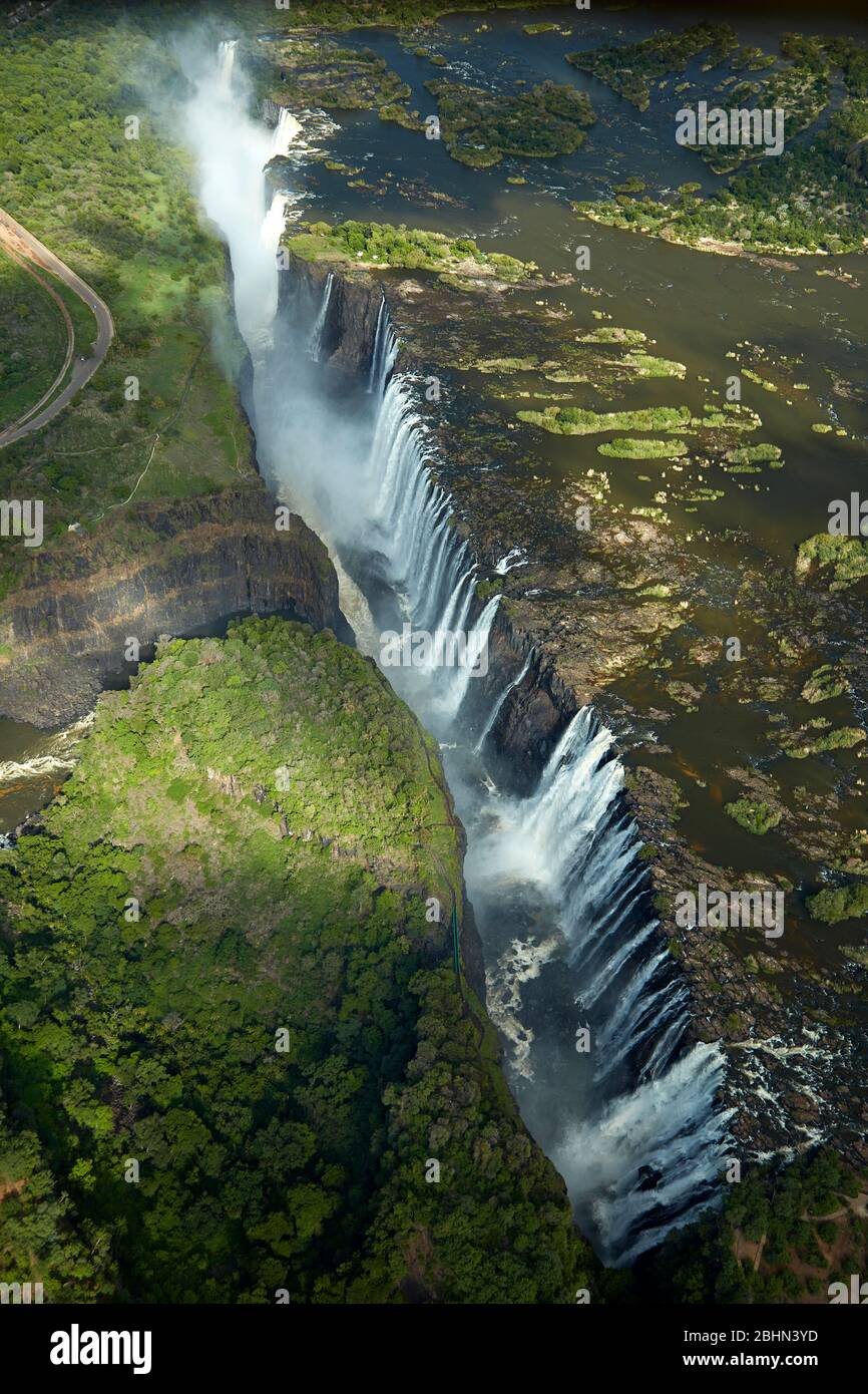 Chutes Victoria ou 'osi-oa-Tunya' (la fumée que Thunders), et la rivière Zambèze, frontière Zimbabwe / Zambie, Afrique australe - aérienne Banque D'Images