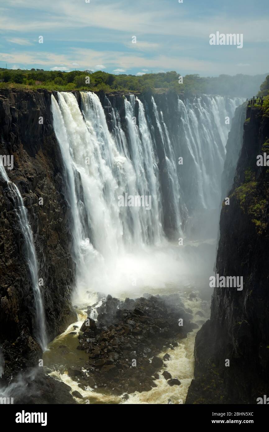 Victoria Falls ou 'Mosi-oa-Tunya" (La fumée qui tonne), et Zambèze, Zambie Zimbabwe / Afrique du Sud, la frontière Banque D'Images