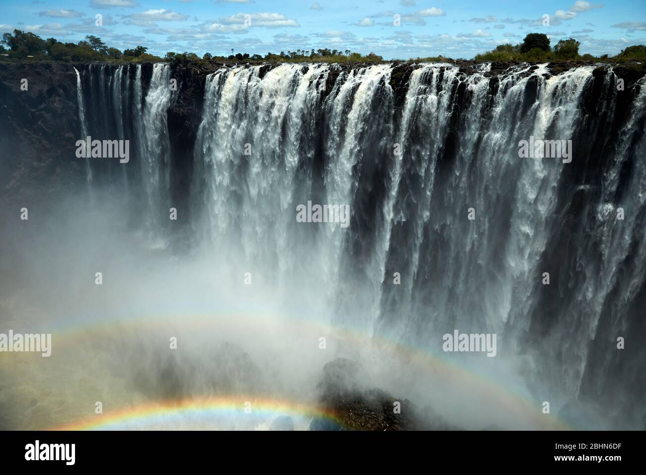 Chutes Victoria ou « osi-oa-Tunya » (la fumée que Thunders), et arc-en-ciel, rivière Zambèze, frontière Zimbabwe / Zambie, Afrique australe Banque D'Images