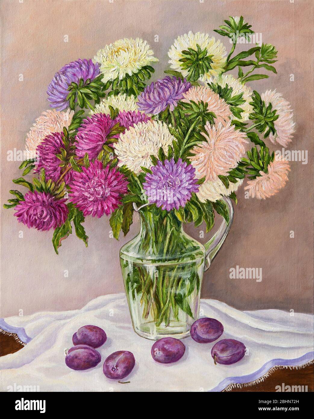 Rustique vie de la vie - prunes et bouquet de asters dans vase en verre  transparent sur tissu violet blanc. Tiré à la main. Peinture à l'huile  originale sur toile Photo Stock -
