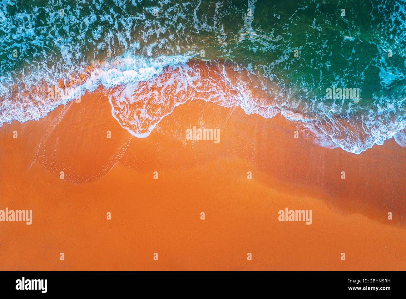 Vue aérienne des vagues de la mer et de la plage de sable fin. Banque D'Images