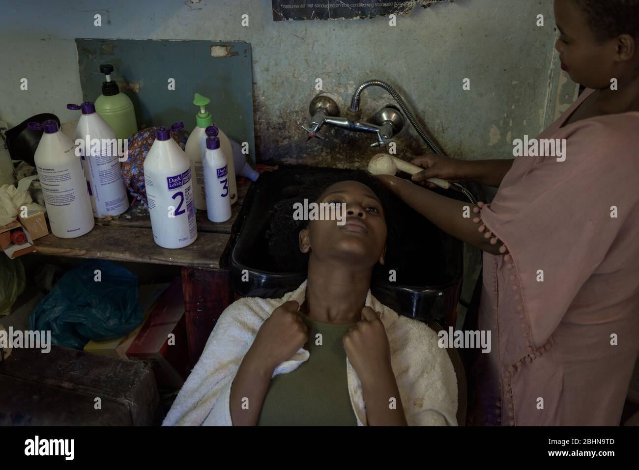 Un salon de coiffure Imizamo Yethu près de Hout Bay lors du verrouillage du coronavirus en Afrique du Sud est témoin d'une forte baisse des clients Banque D'Images