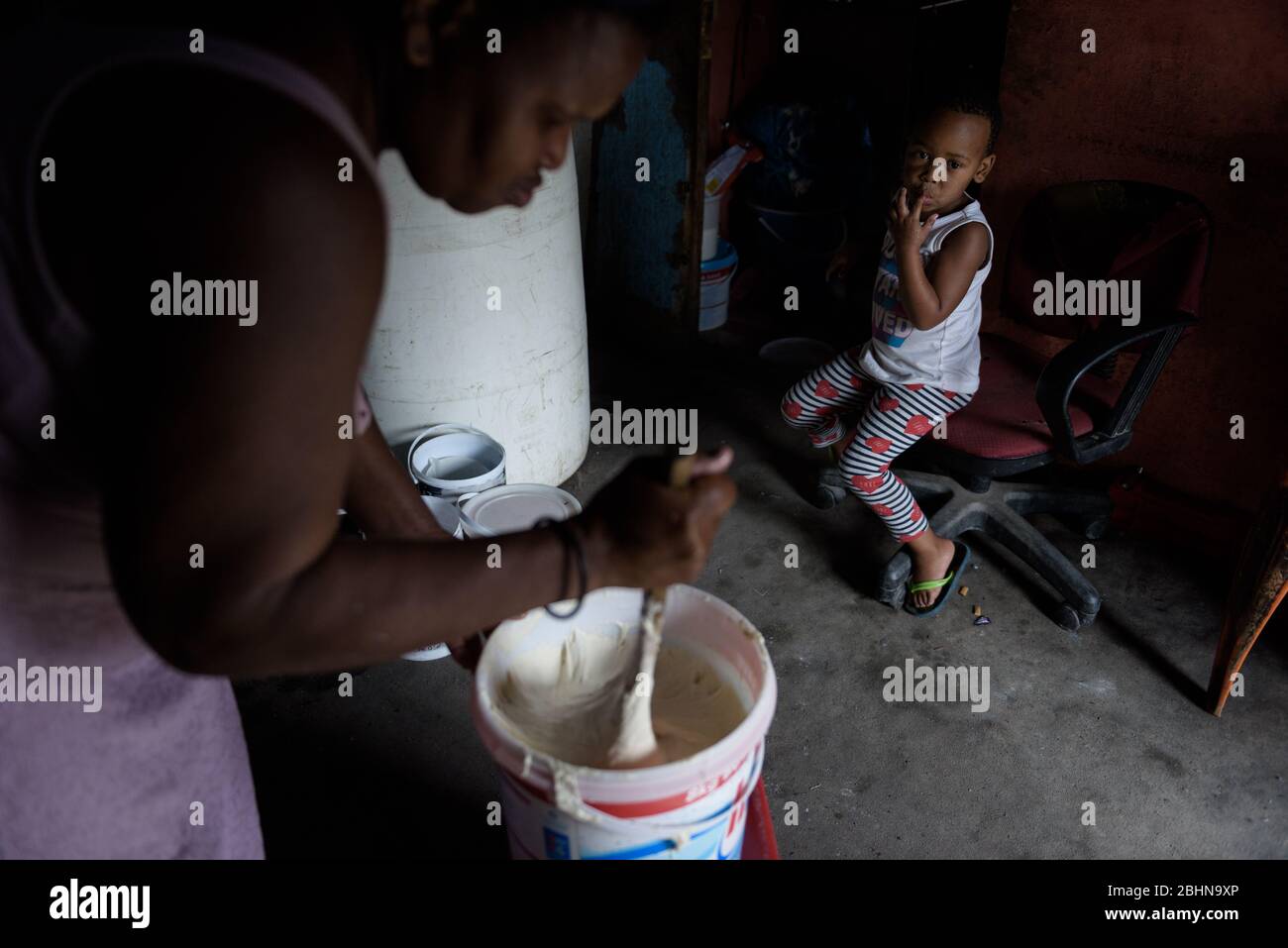 L'interdiction de l'alcool en Afrique du Sud pendant le verrouillage du coronavirus est en train de voir une hausse de la production de la bière traditionnelle connue sous le nom d'Umqombothi Banque D'Images