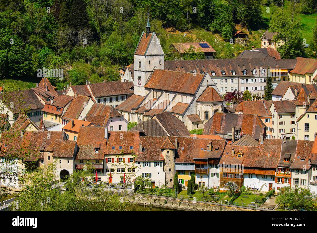 Vue en hauteur de la charmante petite ville de Saint Ursanne de caractère médiéval, canton du Jura, Suisse. Banque D'Images