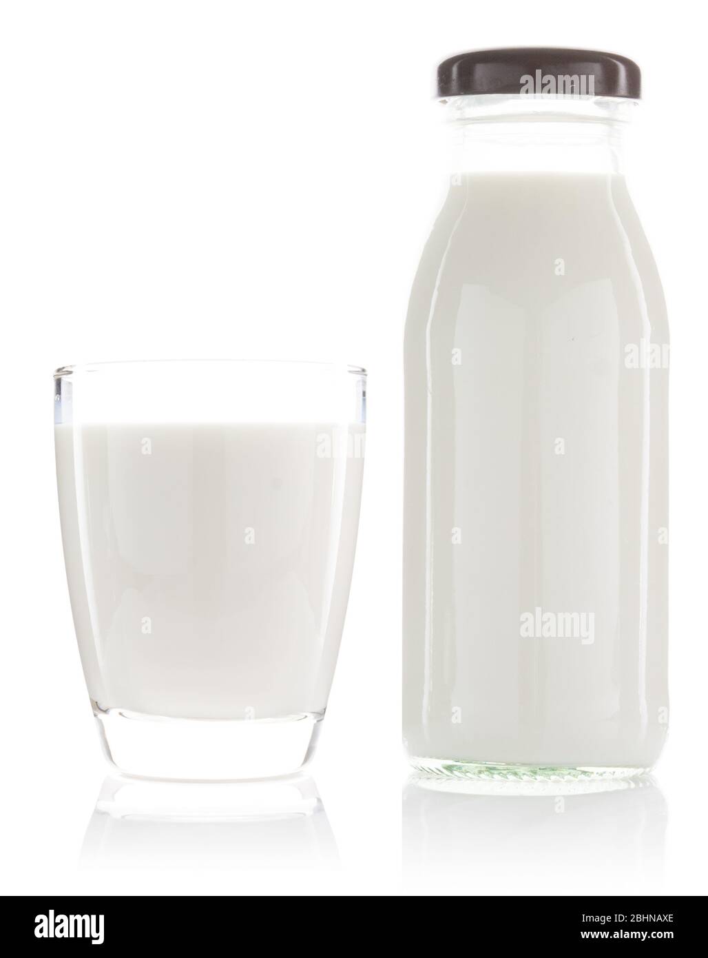 Une tasse de lait et une bouteille de lait isolé sur fond blanc Banque D'Images