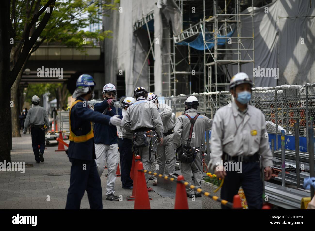 Lundi. 27 avril 2020. TOKYO, JAPON - 27 AVRIL : les travailleurs portant un masque facial travaillent tôt le matin à Tokyo, en raison des préoccupations du coronavirus COVID-19, le lundi 27 avril 2020. Le Premier ministre japonais Shinzo Abe a déclaré la semaine dernière un état d'urgence national exhortant les gens à rester chez eux pour empêcher la propagation du coronavirus dans tout le pays. (Photo: Richard Atrero de Guzman/ AFLO) Banque D'Images