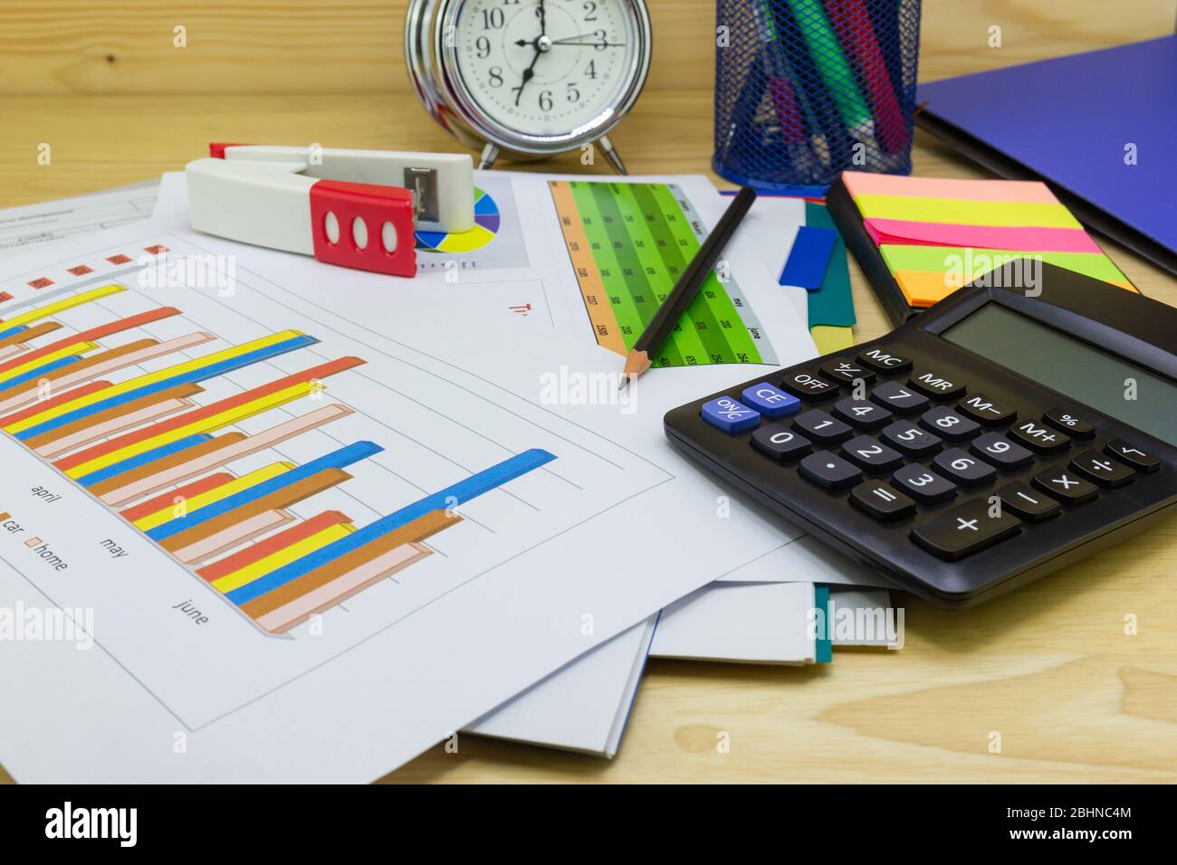 graphiques en papier d'affaires crayon calculatrice avec graphiques rapport, concept de planification financière, concepts d'affaires et de coût. Banque D'Images