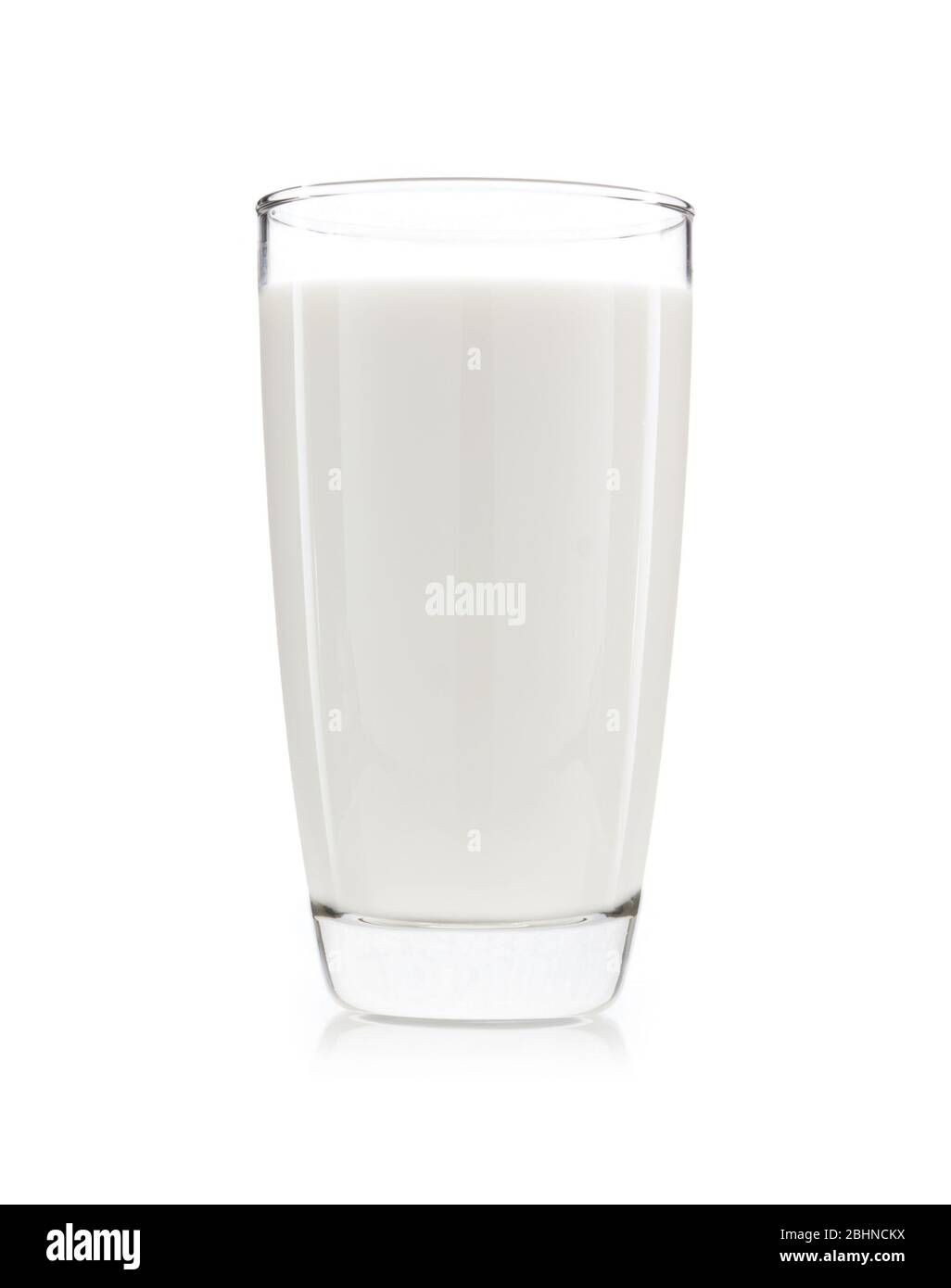 une tasse de lait isolée sur fond blanc Banque D'Images